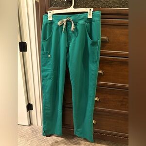 Figs Cade Cargo Scrub Pants. Hunter Green. Size small regular length.